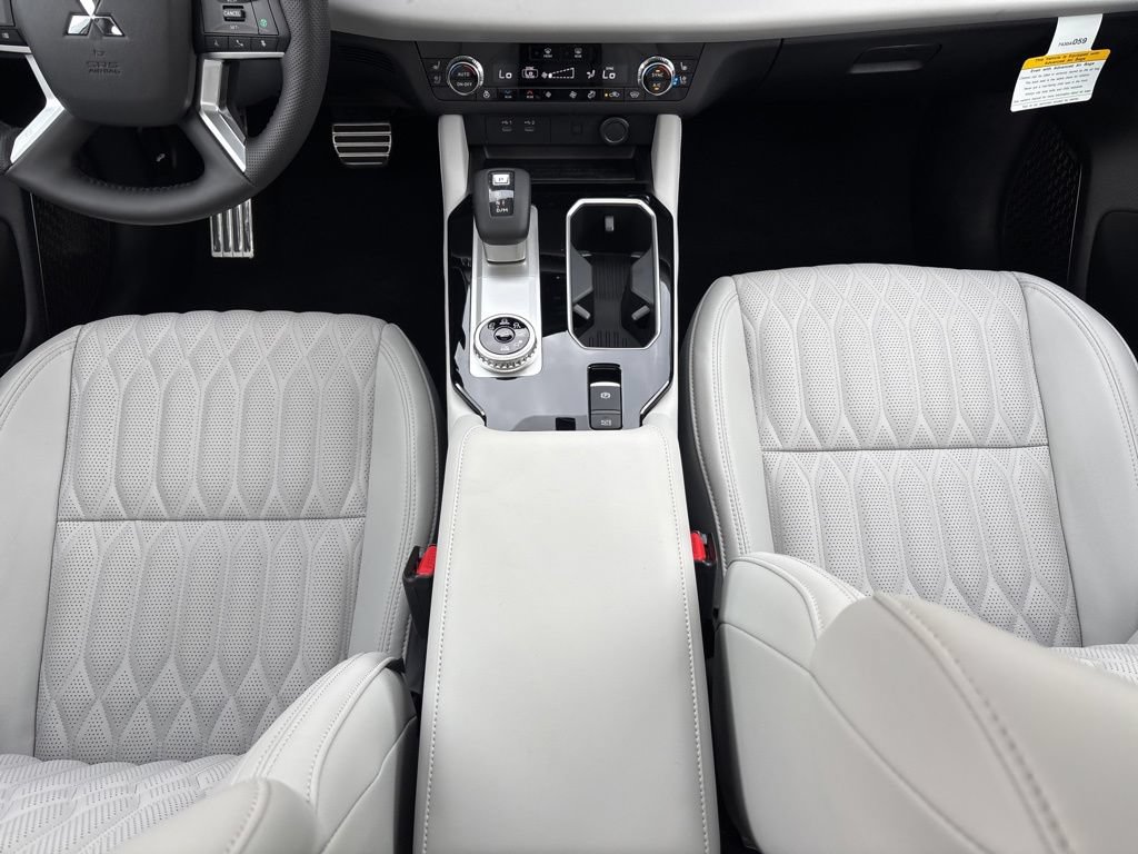 Used 2025 Mitsubishi Outlander AWD image 19
