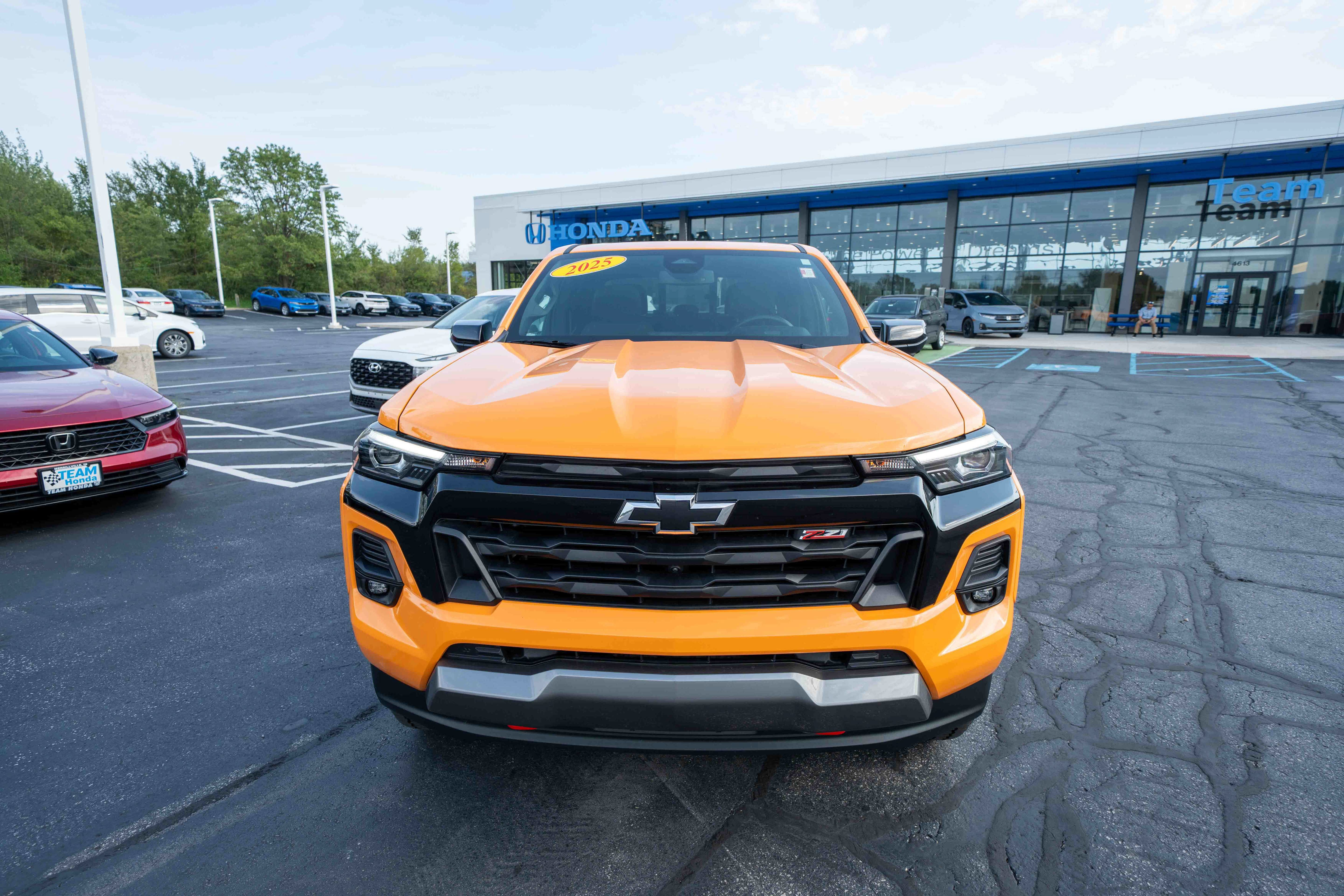 Used 2025 Chevrolet Colorado Z71 w/ Technology Package AWD/4WD image 2