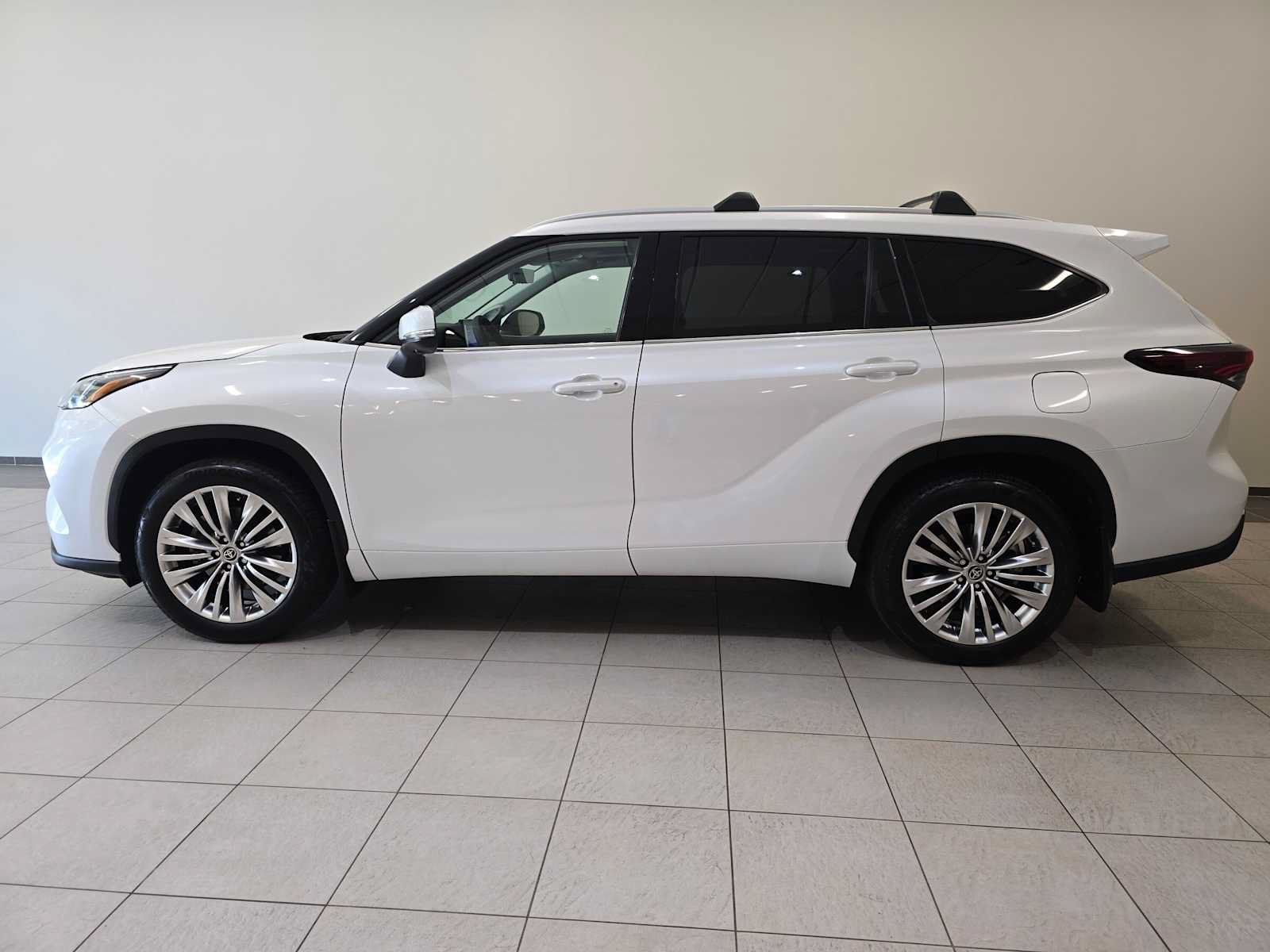 Certified 2025 Toyota Highlander Platinum AWD/4WD image 3