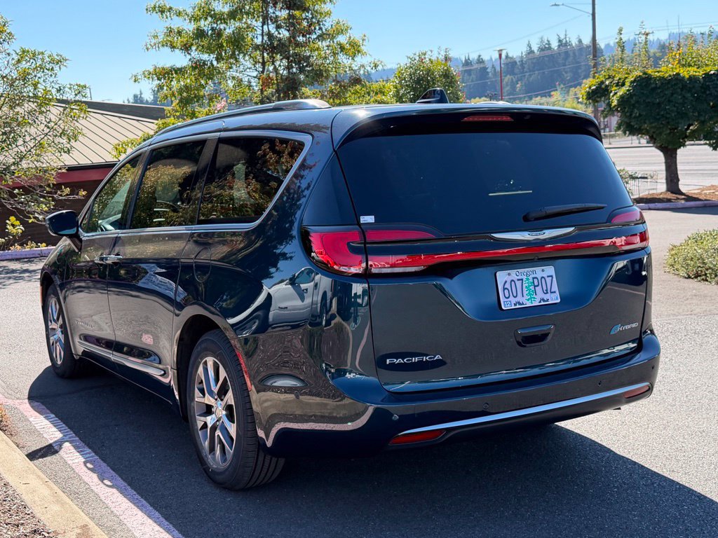 Used 2023 Chrysler Pacifica Pinnacle FWD image 5