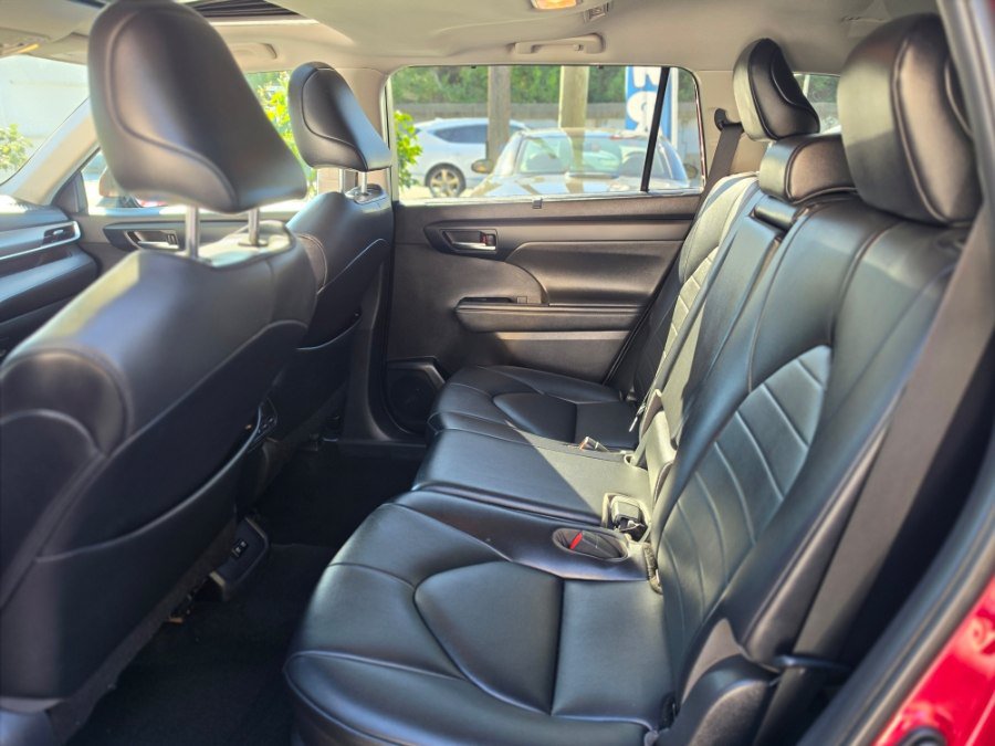 Used 2021 Toyota Highlander XLE AWD/4WD image 24