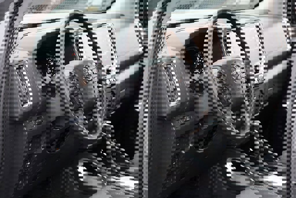 Used 2025 Nissan Frontier SV image 11