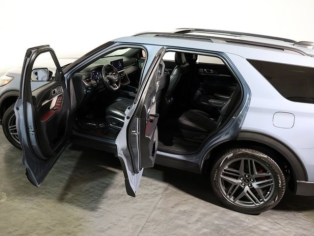 Used 2025 Ford Explorer ST AWD/4WD image 5