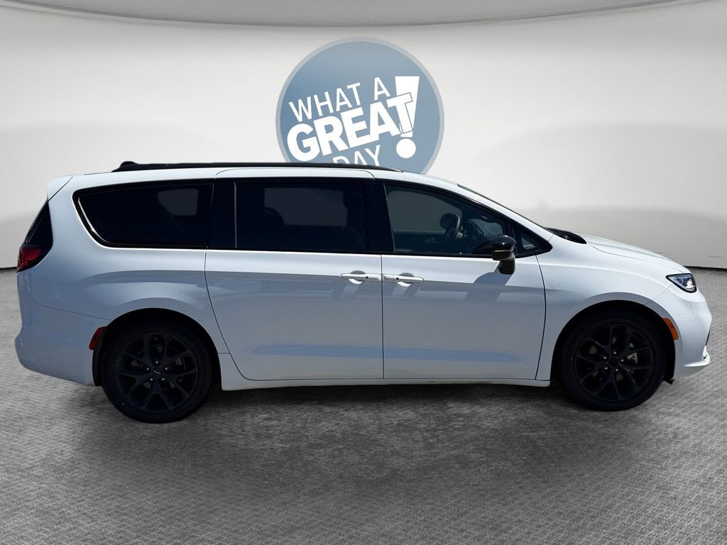 Used 2025 Chrysler Pacifica Limited FWD video 2