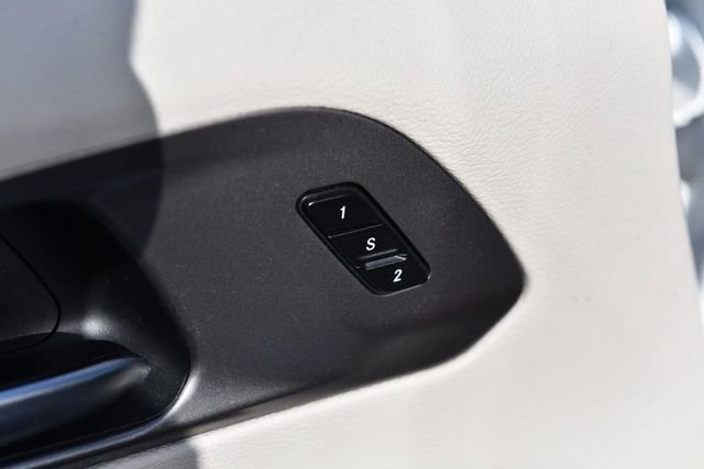 Used 2024 Chrysler Pacifica Select image 9