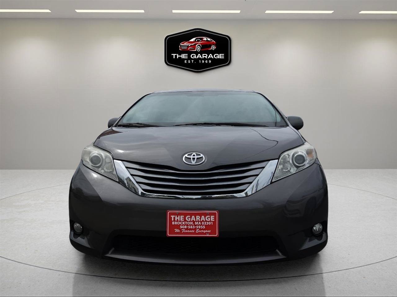 Used 2017 Toyota Sienna XLE w/ XLE Navigation Package AWD/4WD image 2