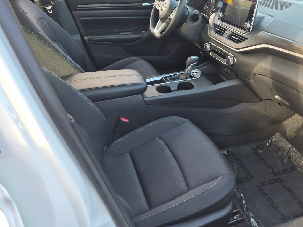 Used 2025 Nissan Altima 2.5 SV FWD image 29