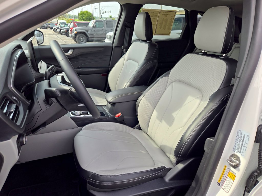 Used 2025 Ford Escape SE w/ PHEV Premium Package FWD image 17