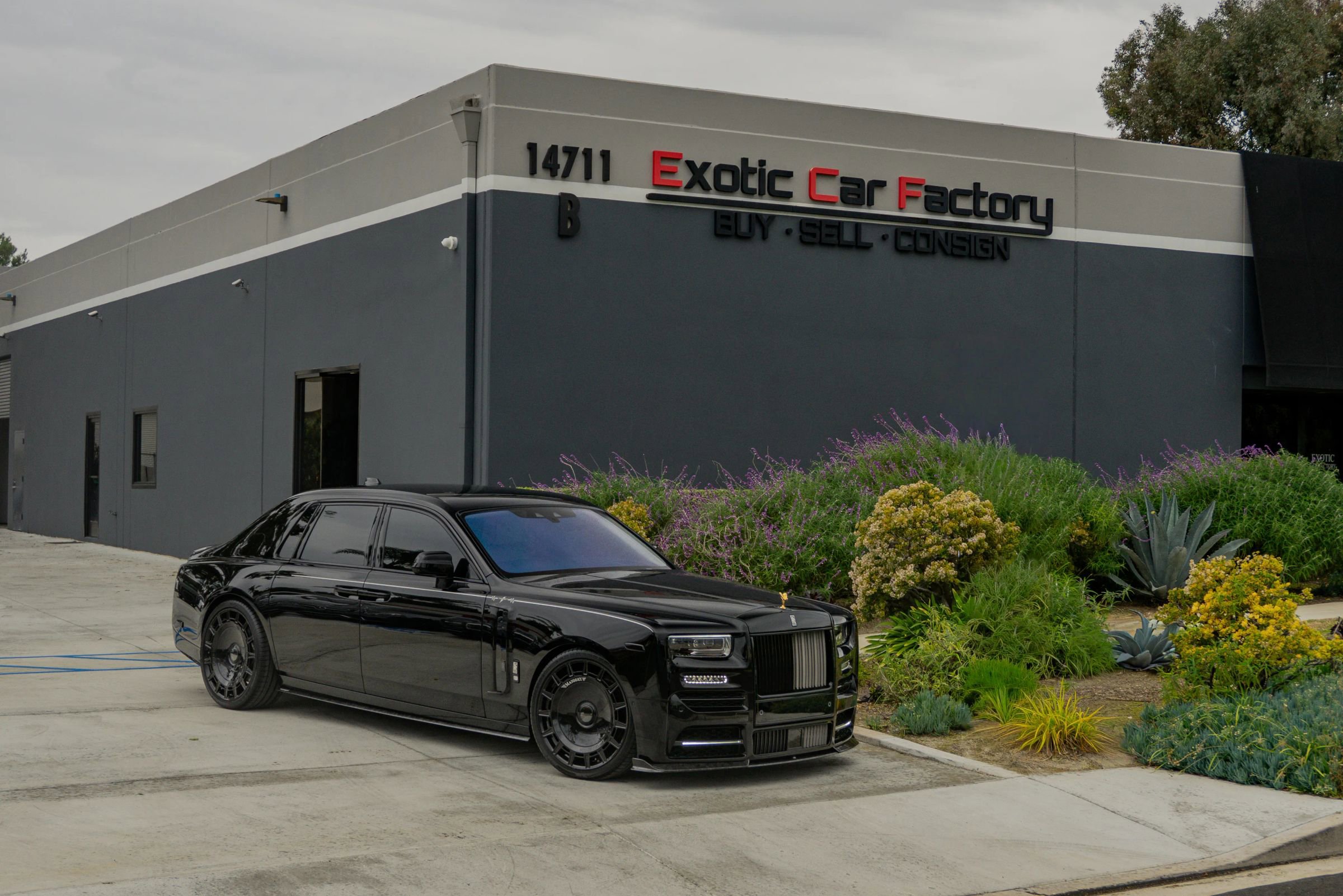 Used 2024 Rolls-Royce Phantom Sedan RWD image 1
