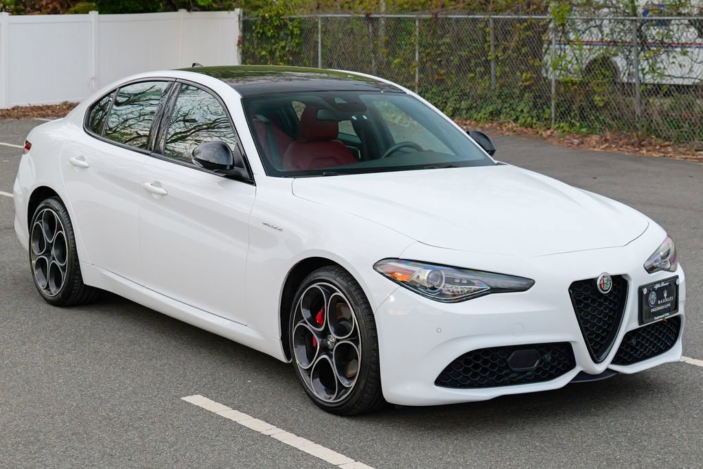 Used 2023 Alfa Romeo Giulia Veloce AWD/4WD image 10