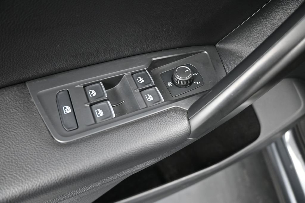 Used 2021 Volkswagen Tiguan SE FWD image 13