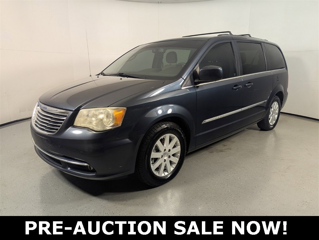 Used 2014 Chrysler Town & Country Touring image 3