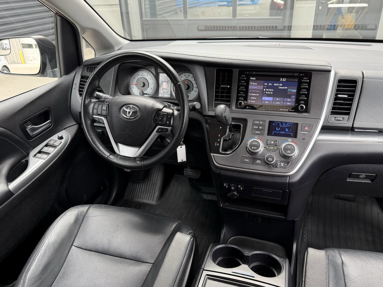 Used 2020 Toyota Sienna SE FWD image 22