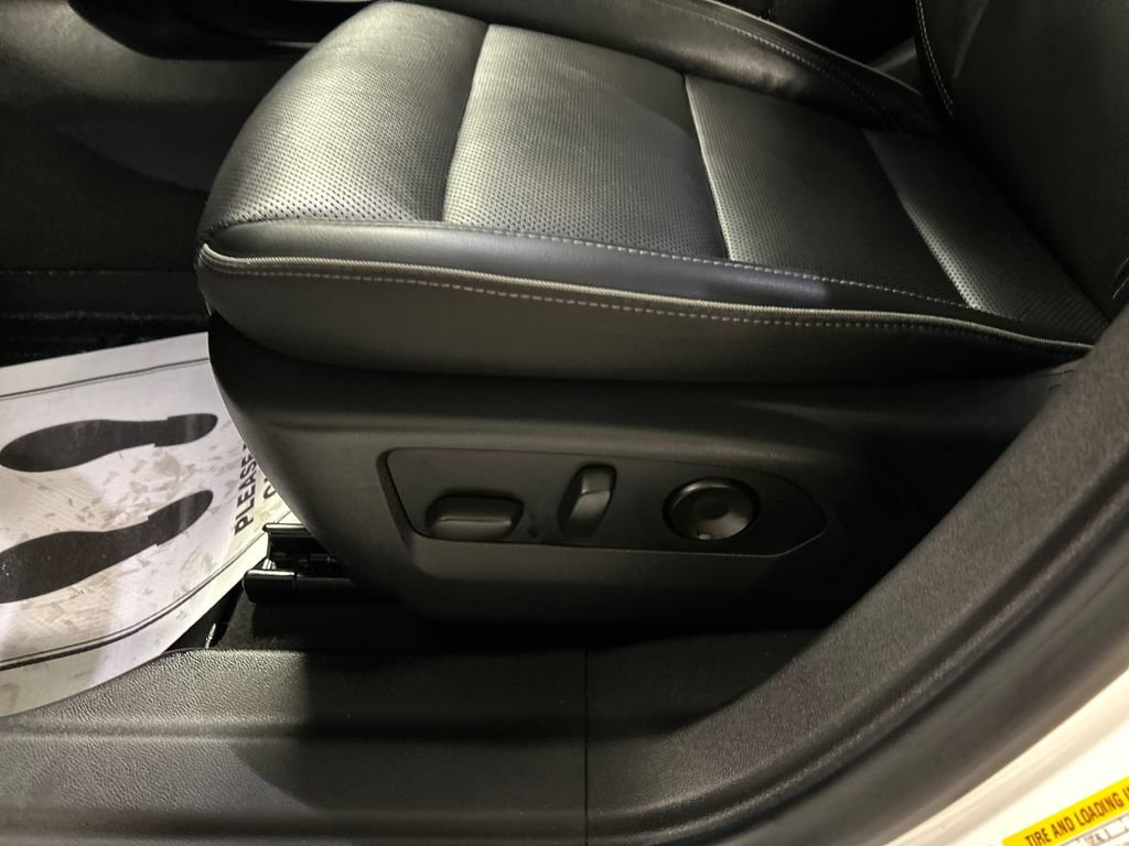 Used 2021 Buick Envision Essence AWD/4WD image 13