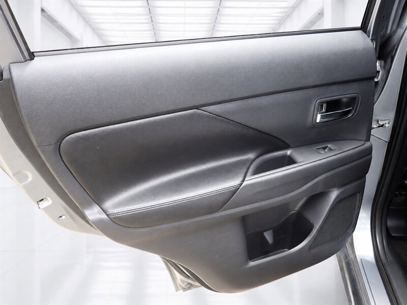 Used 2015 Mitsubishi Outlander SE AWD/4WD image 31