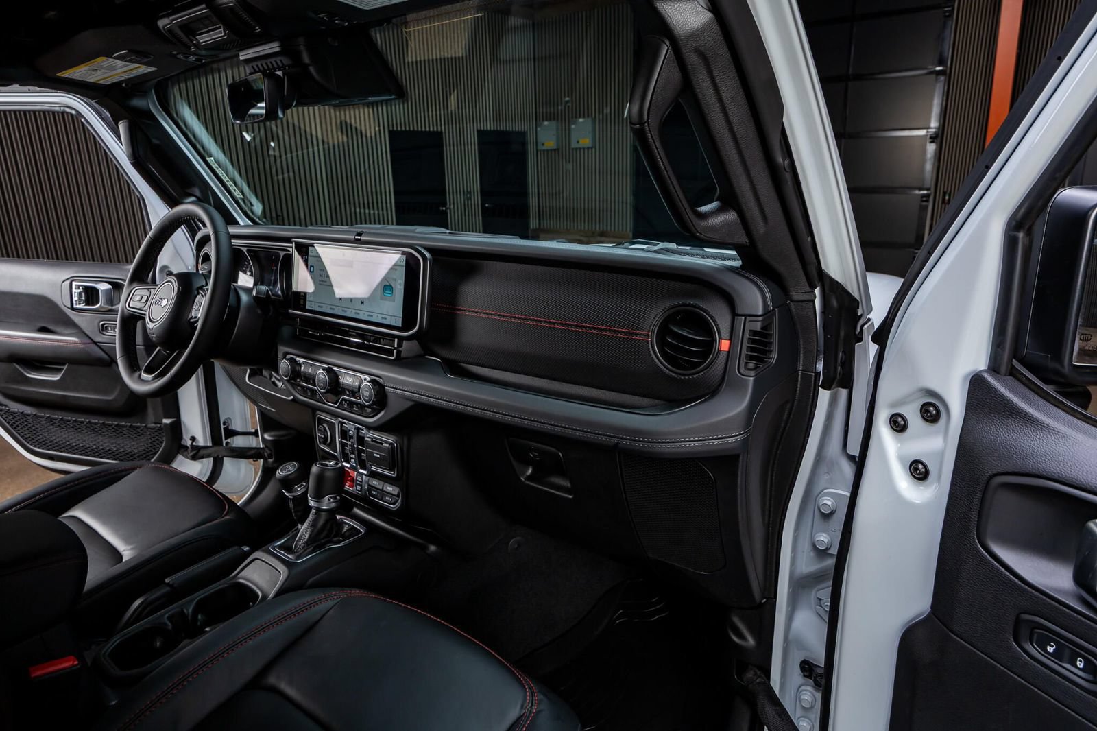 Used 2025 Jeep Wrangler Unlimited Rubicon AWD/4WD image 17
