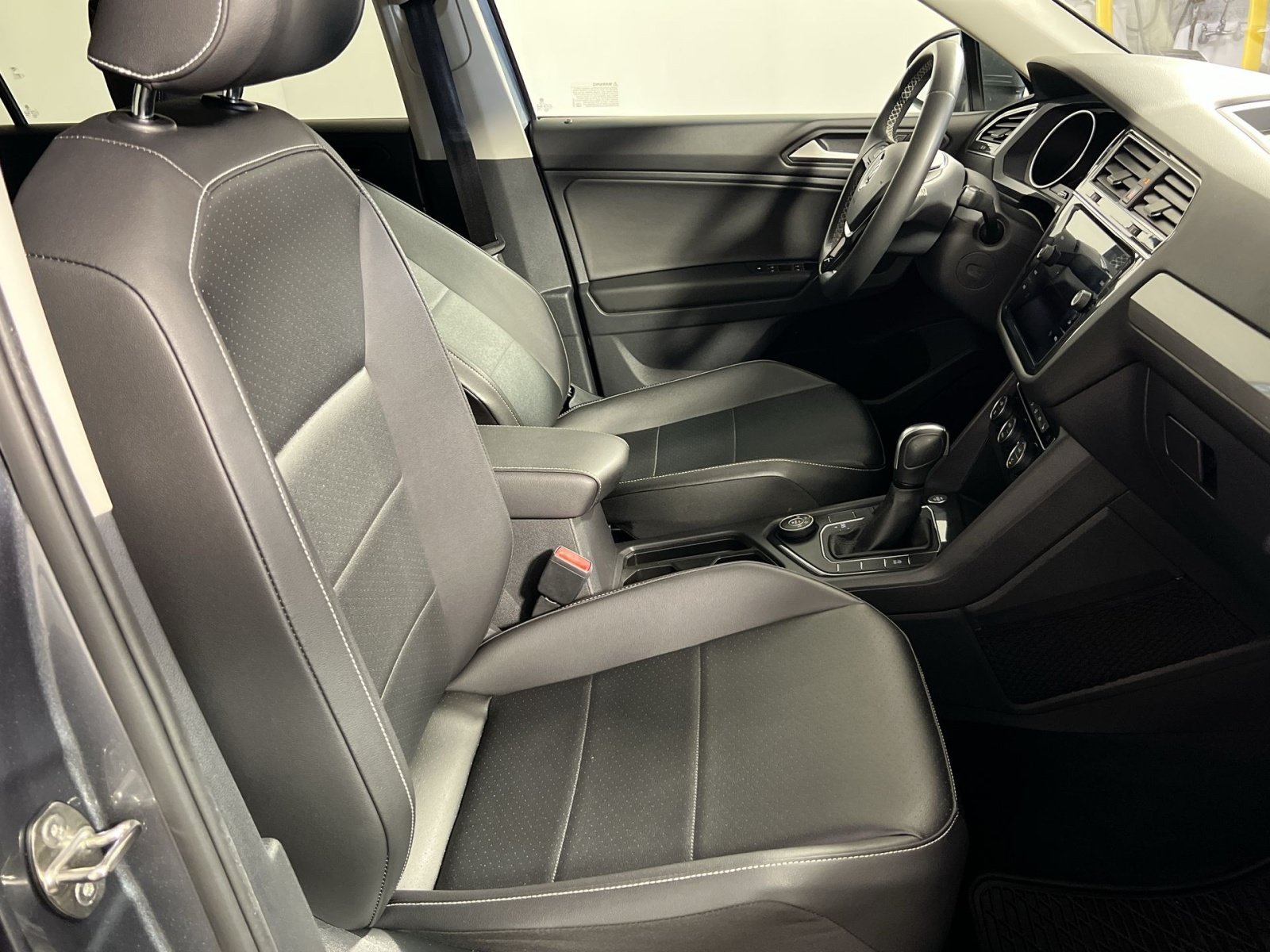 Used 2021 Volkswagen Tiguan SE w/ Panoramic Sunroof Package AWD/4WD image 29