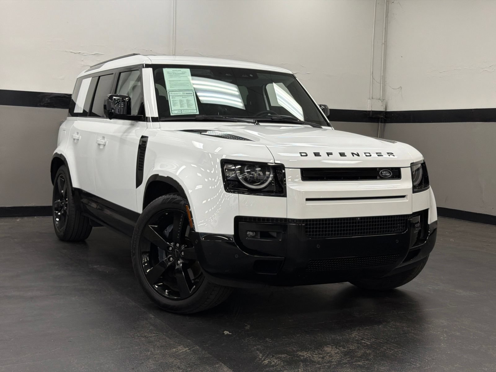 Used 2026 Land Rover Defender 110 X-Dynamic SE AWD/4WD image 2