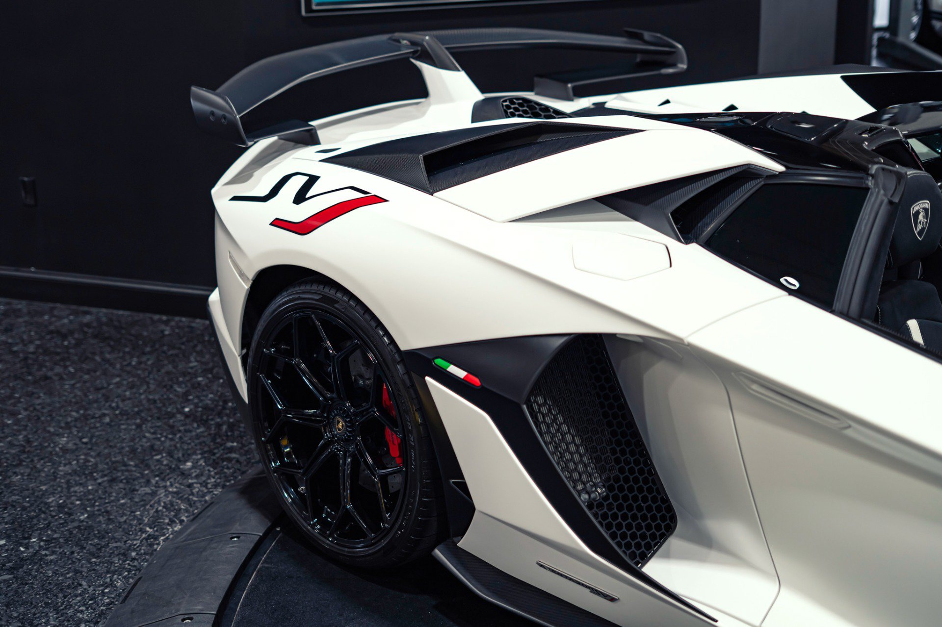 Used 2020 Lamborghini Aventador SVJ AWD/4WD image 29
