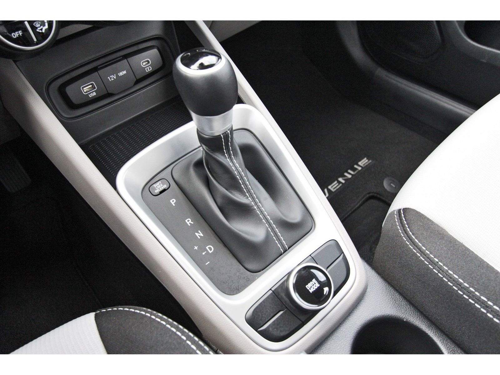 Used 2025 Hyundai Venue SEL FWD image 32