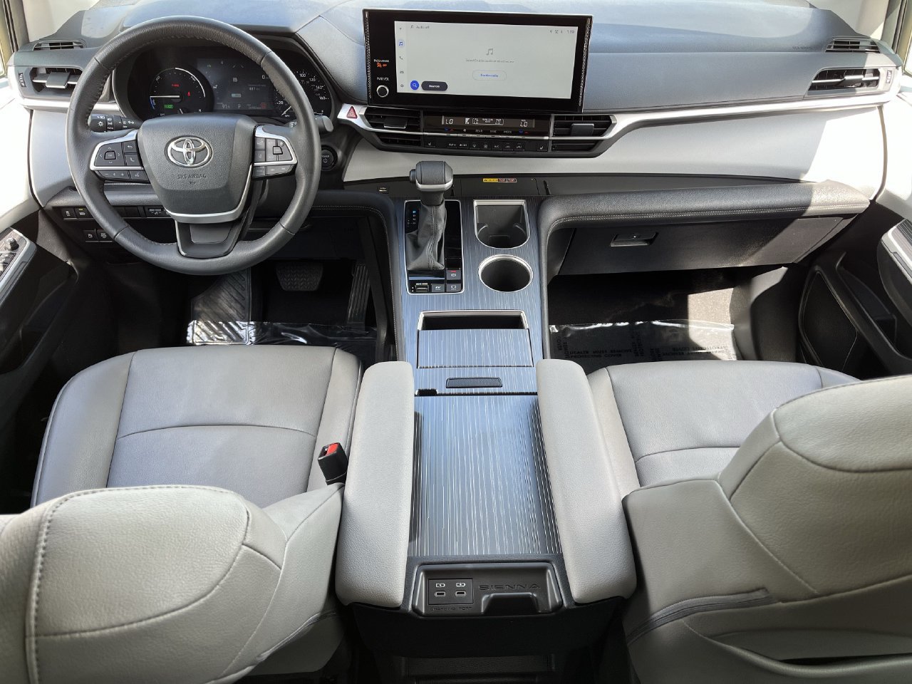 Used 2025 Toyota Sienna XLE FWD image 9