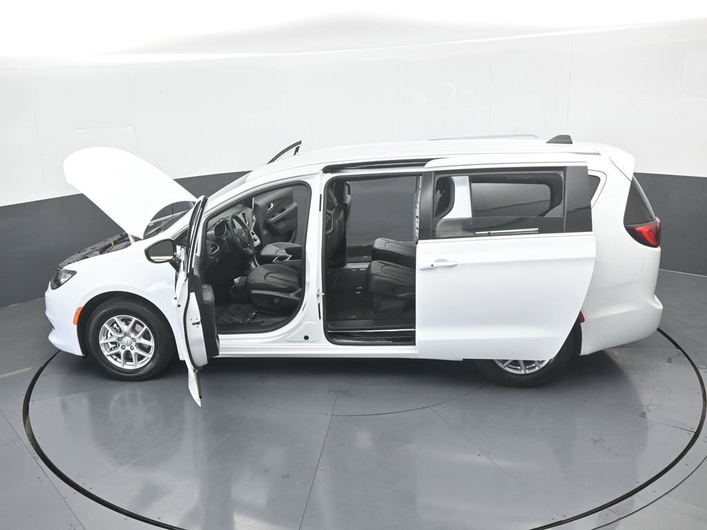 Used 2026 Chrysler Voyager LX image 63
