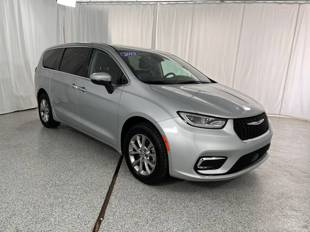 Used 2023 Chrysler Pacifica Touring-L AWD/4WD image 17