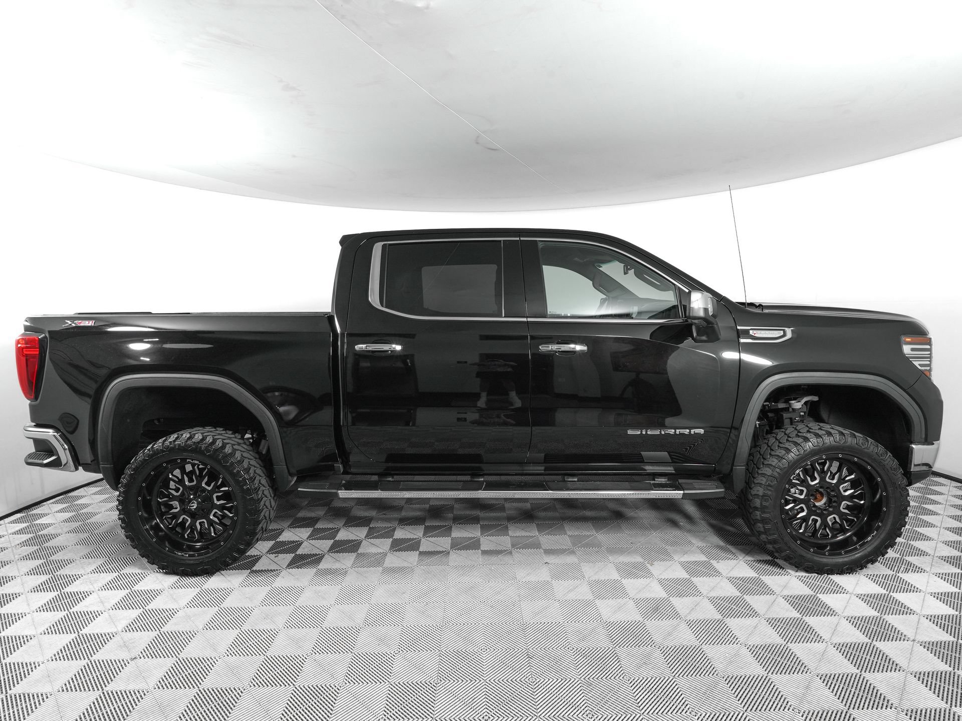 Used 2023 GMC Sierra 1500 SLT AWD/4WD image 3