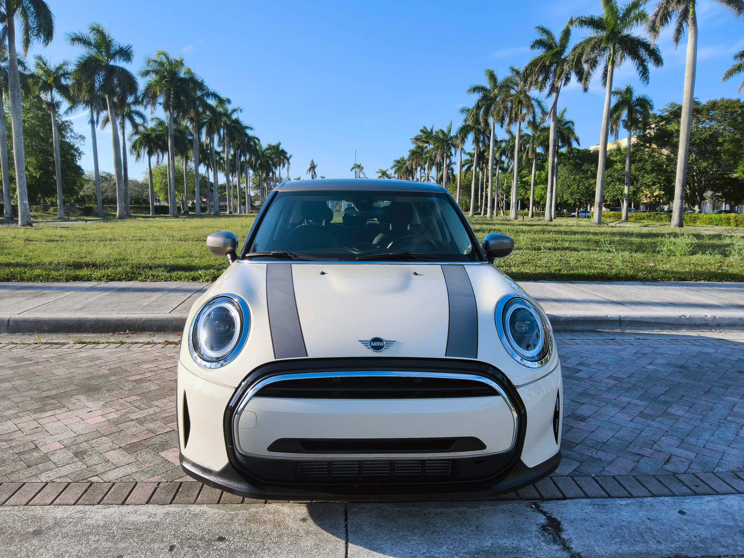 Used 2023 MINI Cooper 4-Door Hardtop FWD image 3