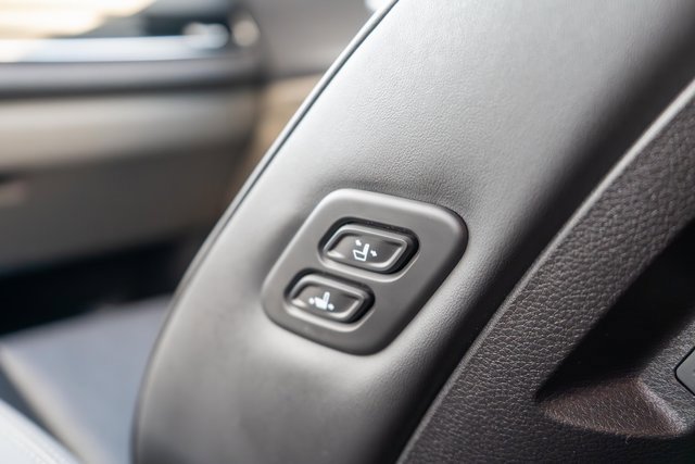 Used 2025 Kia Carnival EX image 24