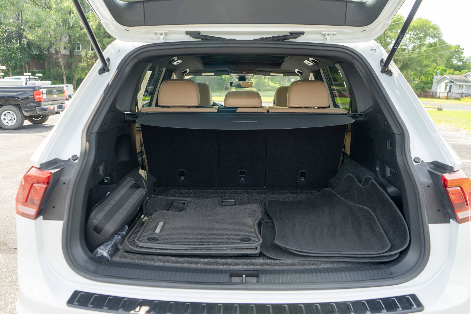 Used 2023 Volkswagen Tiguan SE w/ Panoramic Sunroof Package AWD/4WD image 9