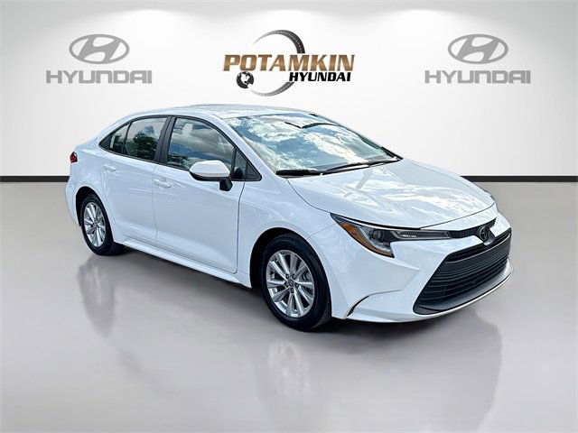 Used 2023 Toyota Corolla LE w/ LE Convenience Package image 3