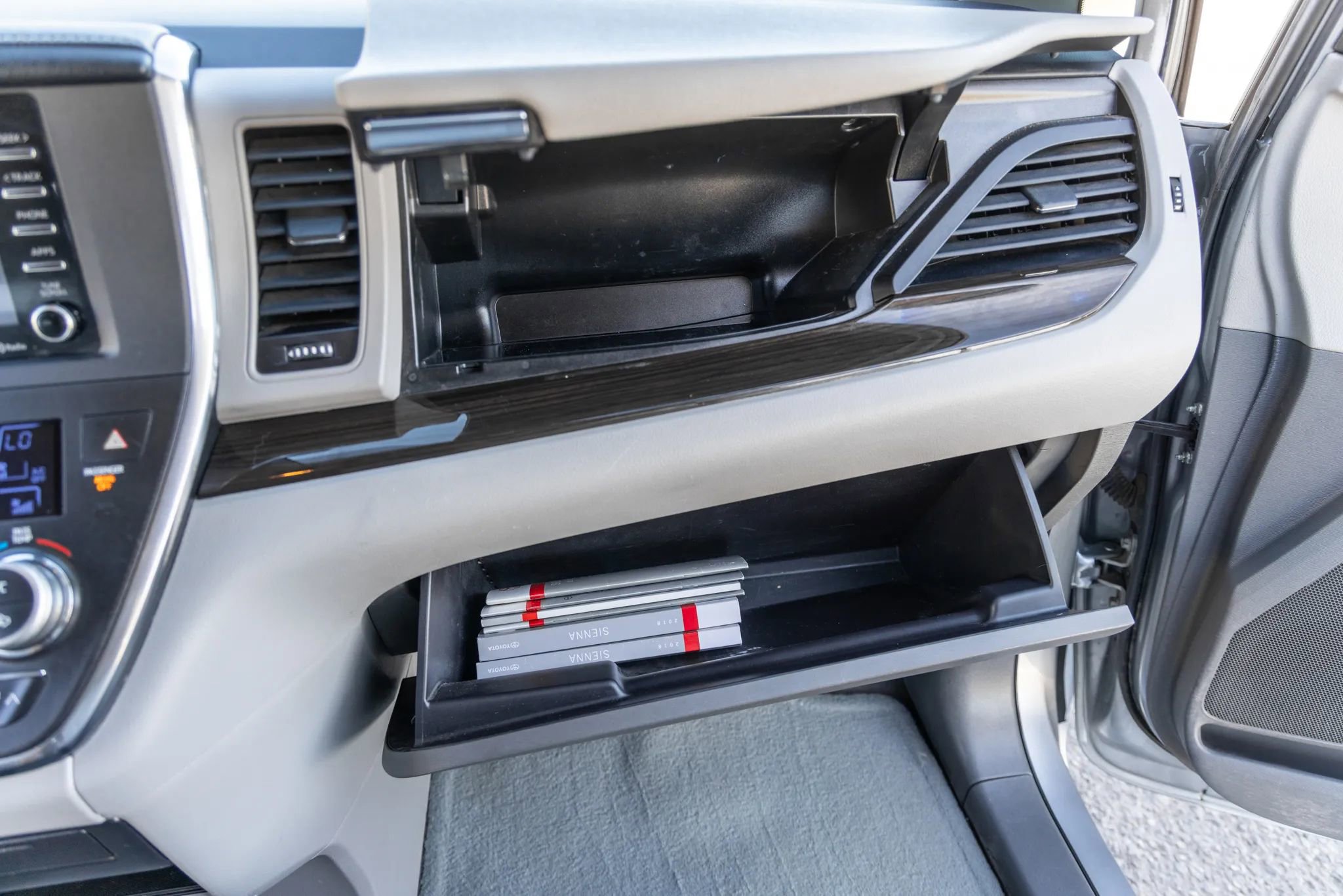 Used 2018 Toyota Sienna XLE image 25