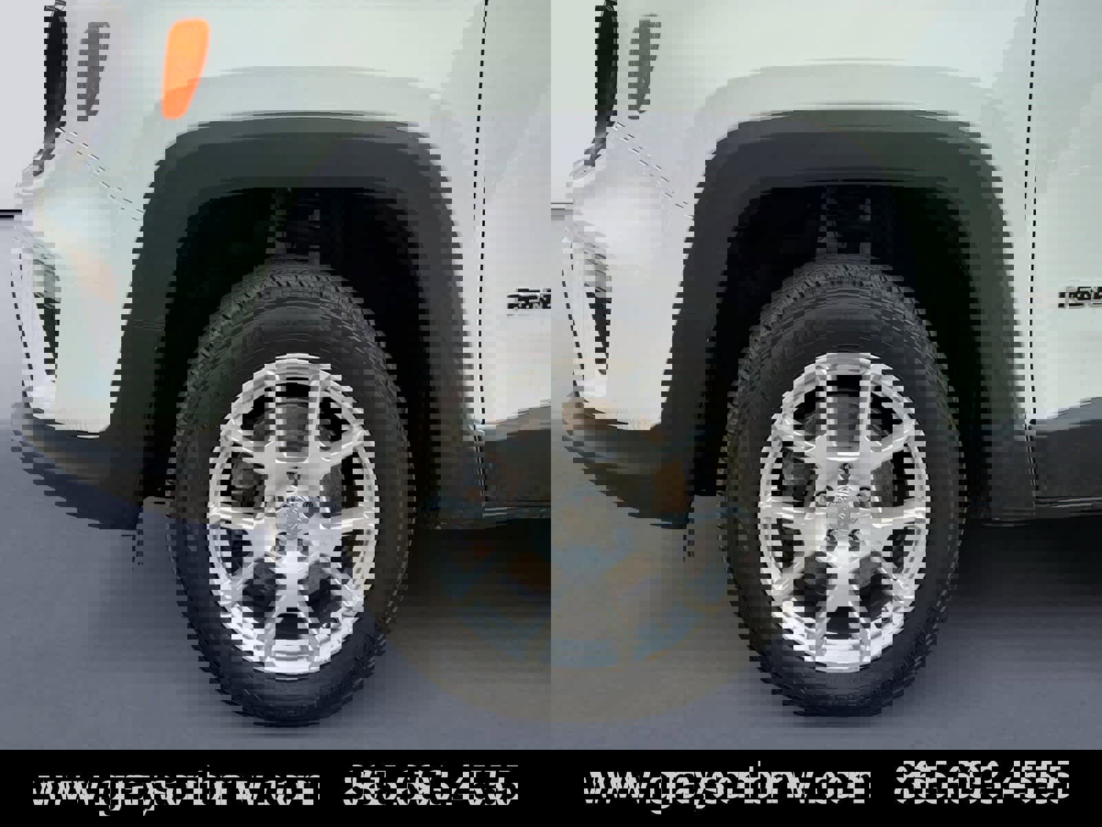 Used 2020 Jeep Renegade Latitude w/ Cold Weather Group image 9