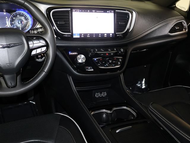 Used 2025 Chrysler Pacifica Limited FWD image 18