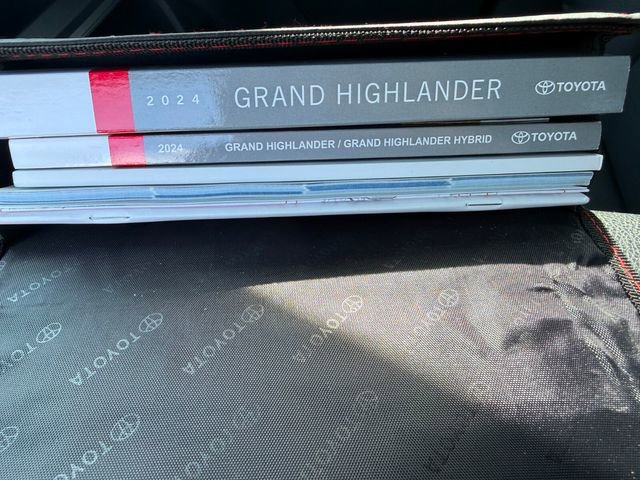 Used 2024 Toyota Grand Highlander AWD image 24