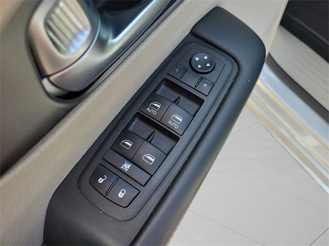 Used 2024 Chrysler Pacifica Touring-L image 13