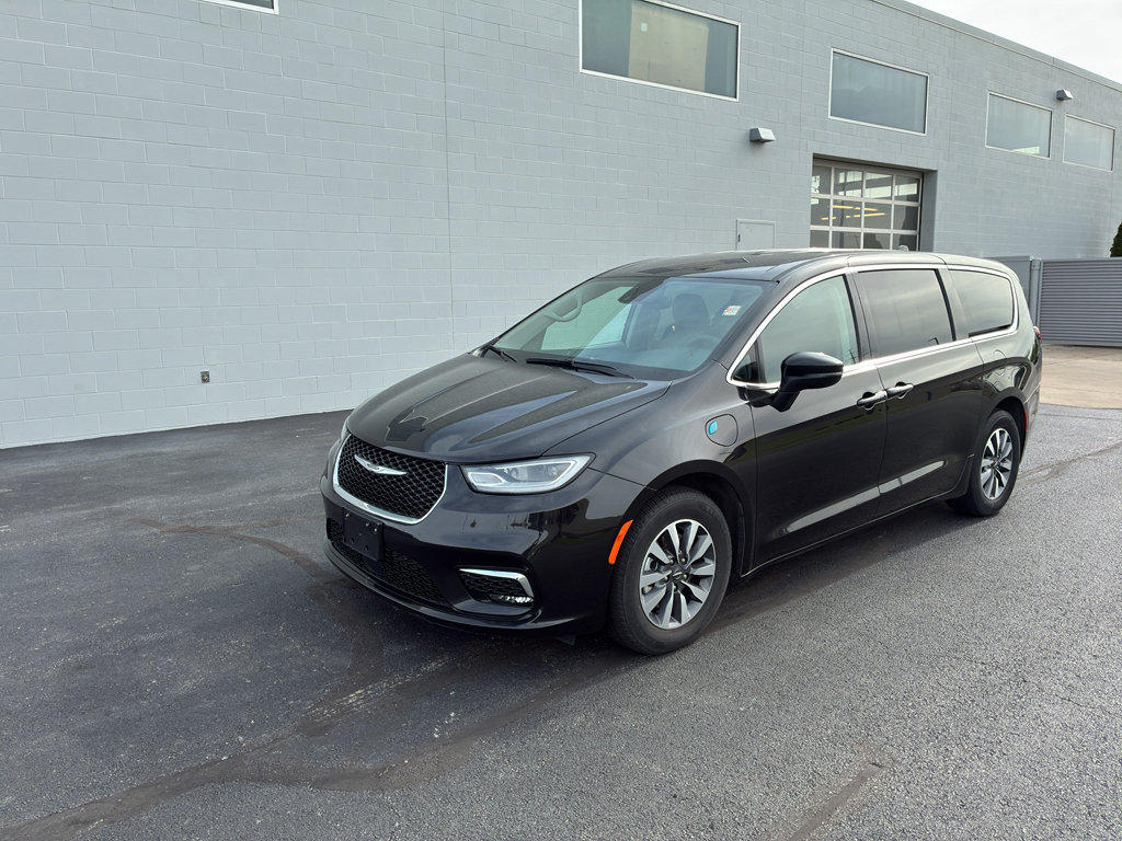 Used 2023 Chrysler Pacifica Touring-L FWD image 2