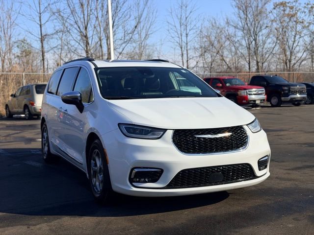 Used 2023 Chrysler Pacifica Limited image 4