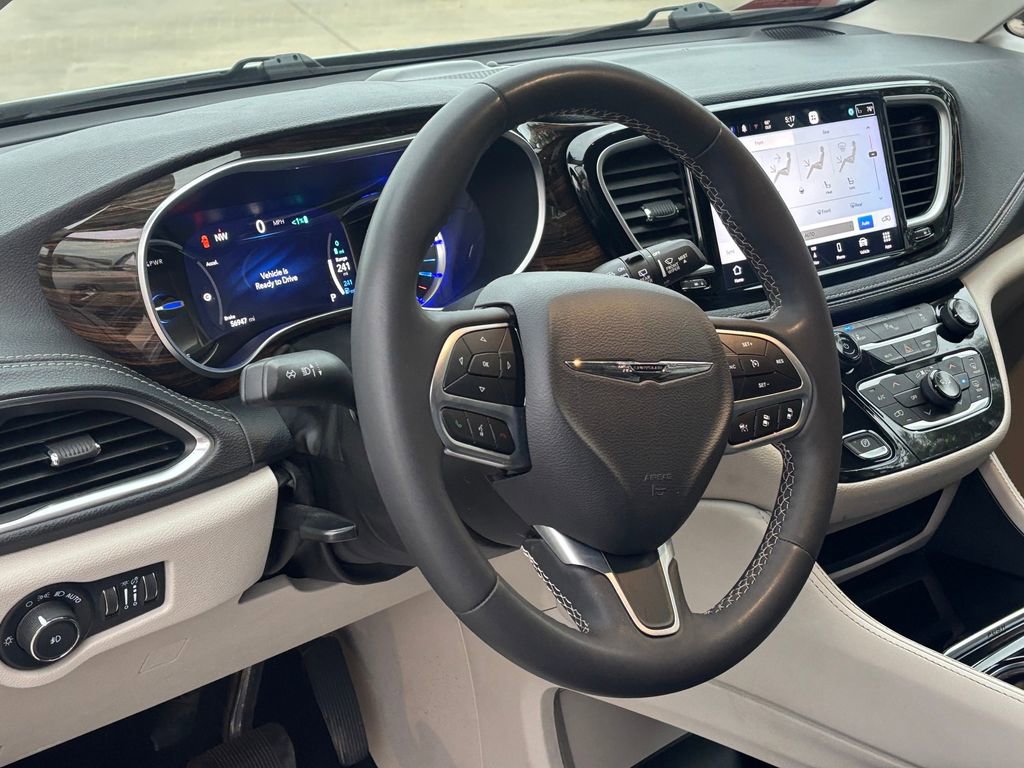 Used 2023 Chrysler Pacifica Limited image 9
