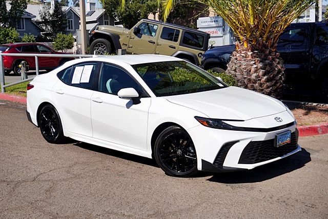 Used 2025 Toyota Camry SE FWD image 3