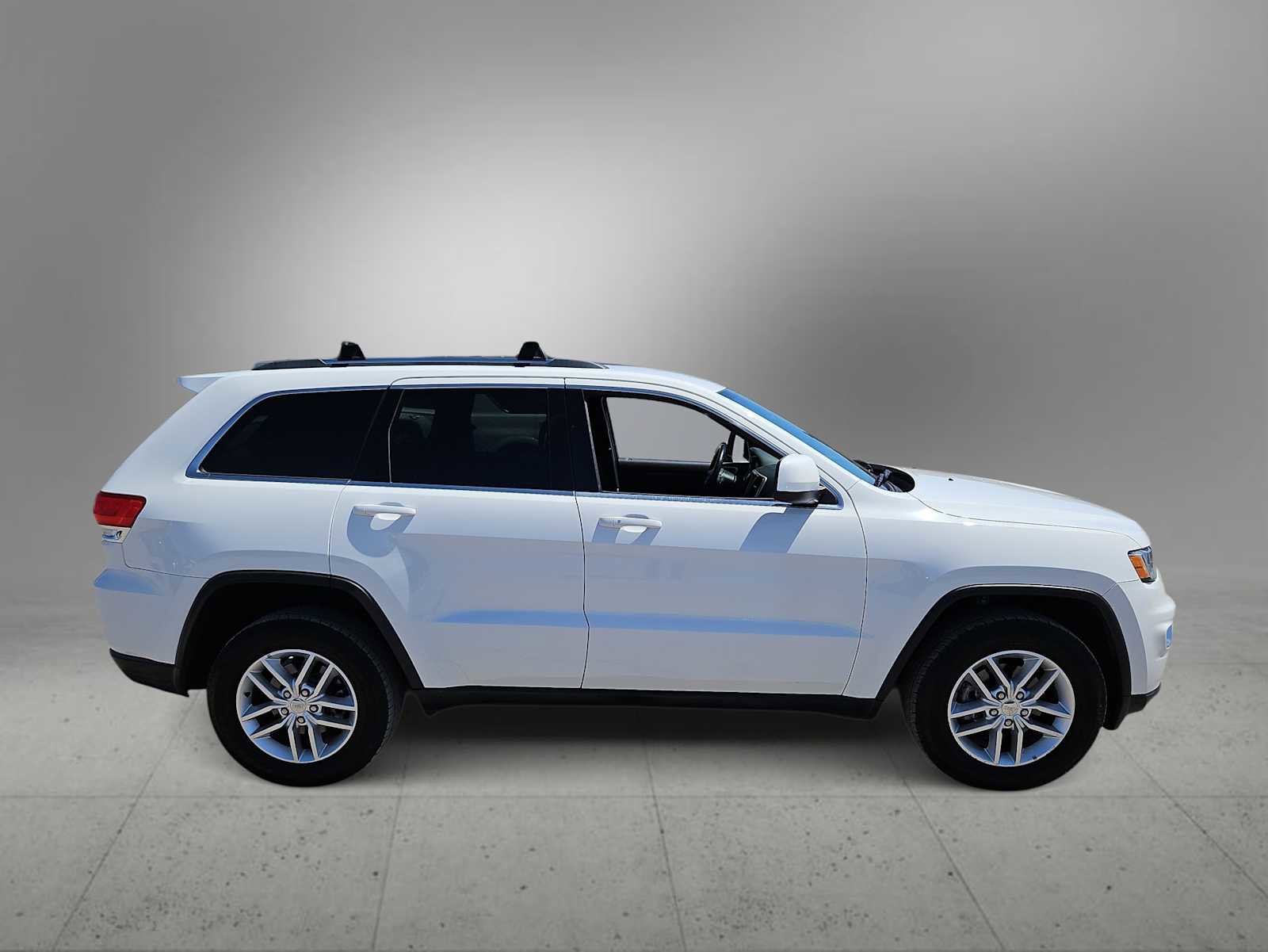 Used 2017 Jeep Grand Cherokee Laredo w/ Quick Order Package 23E AWD/4WD image 9