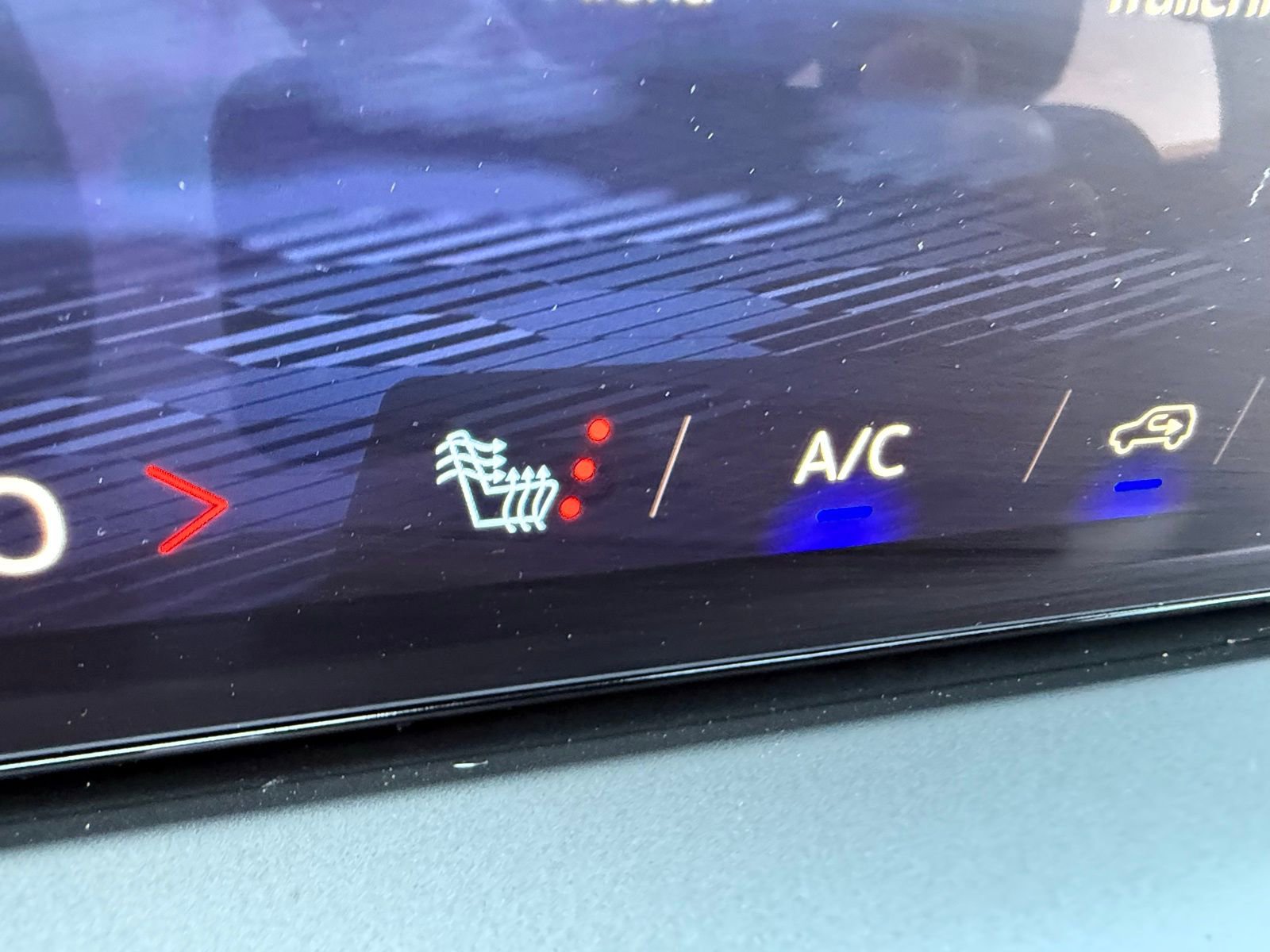 Used 2025 Chevrolet Traverse LT FWD image 24