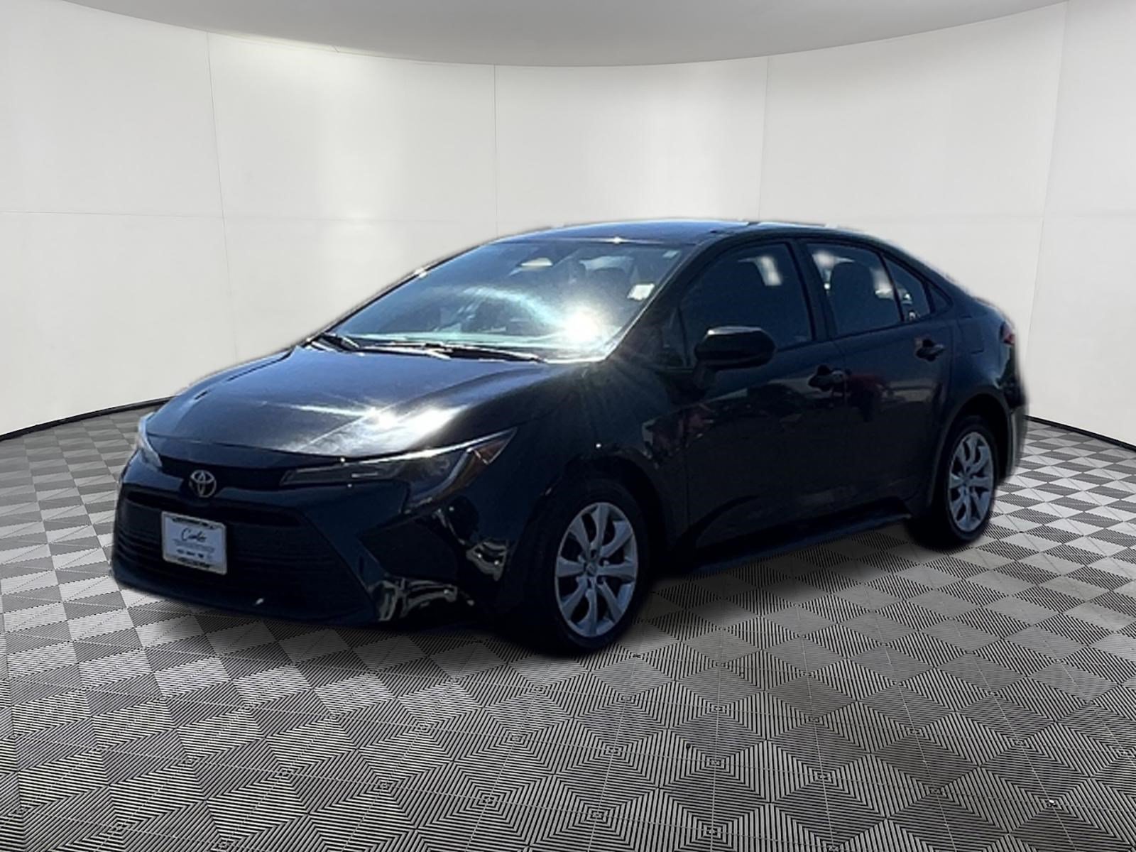 Used 2025 Toyota Corolla LE FWD image 3