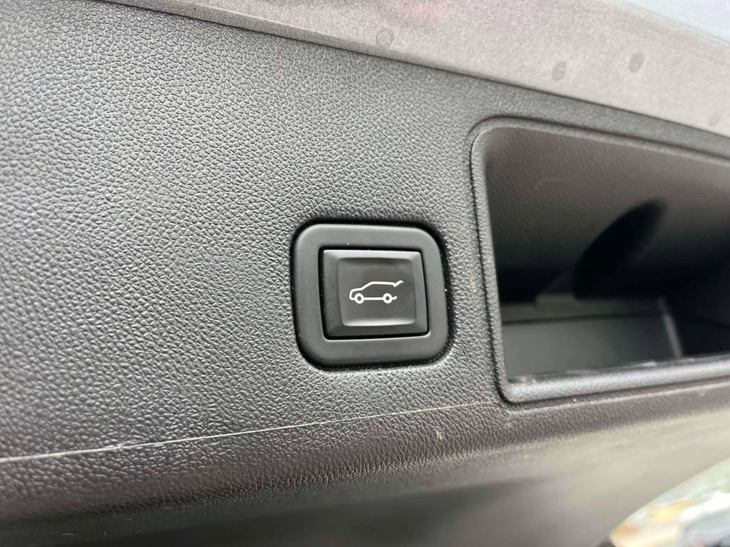 Used 2024 GMC Terrain Denali w/ Denali Premium Package image 18