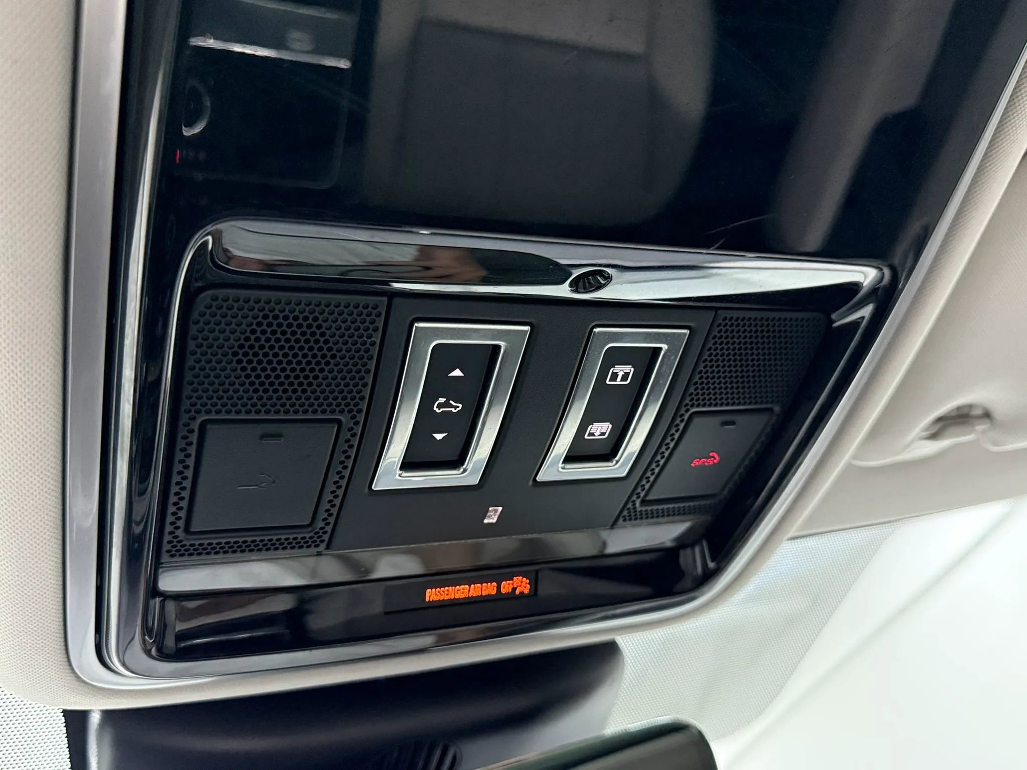 Used 2018 Land Rover Range Rover Velar R-Dynamic SE image 45