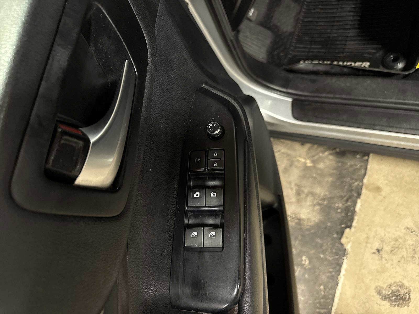 Used 2019 Toyota Highlander XLE image 24