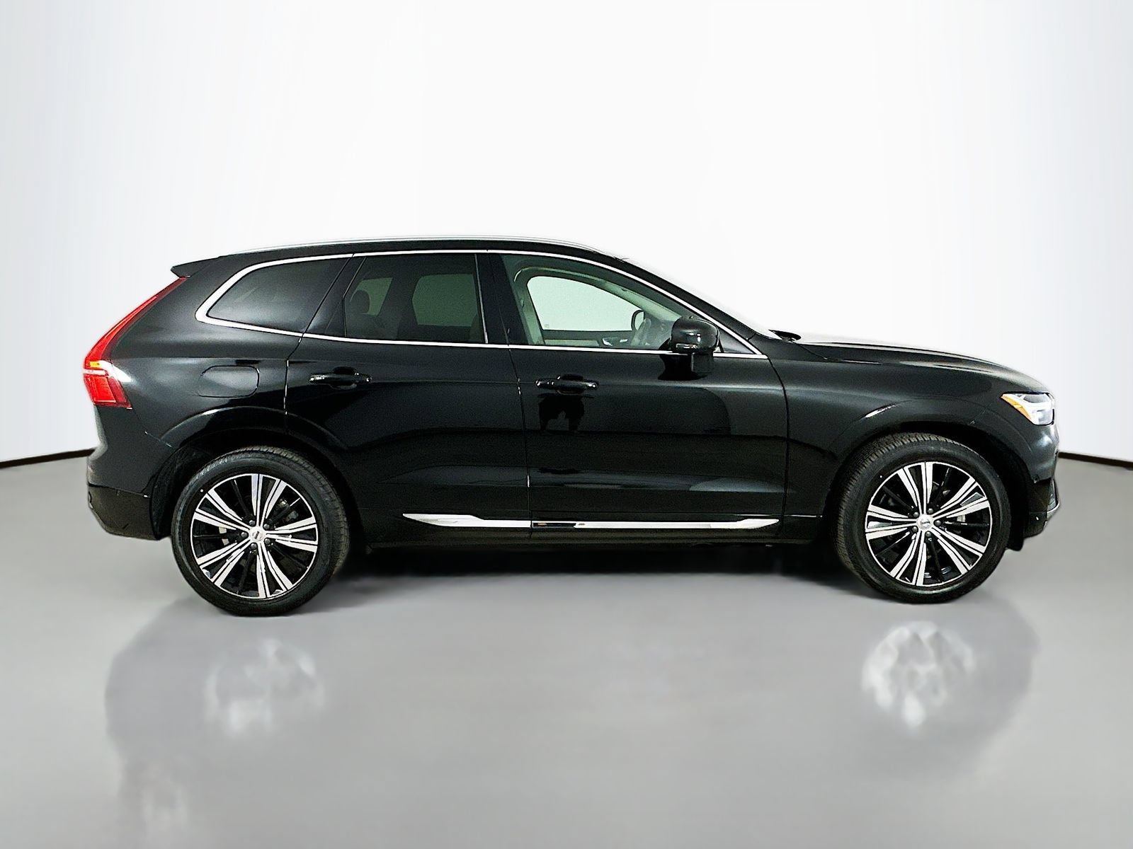 Used 2023 Volvo XC60 B5 Plus w/ Climate Package AWD/4WD image 4