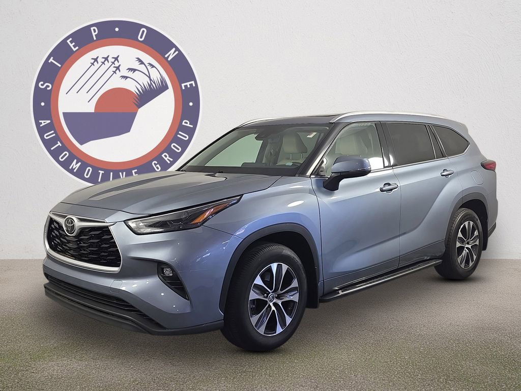 Used 2022 Toyota Highlander XLE FWD image 1