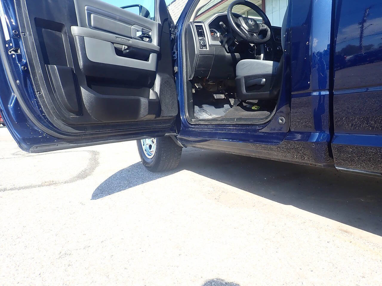 Used 2017 RAM 1500 ST RWD image 8